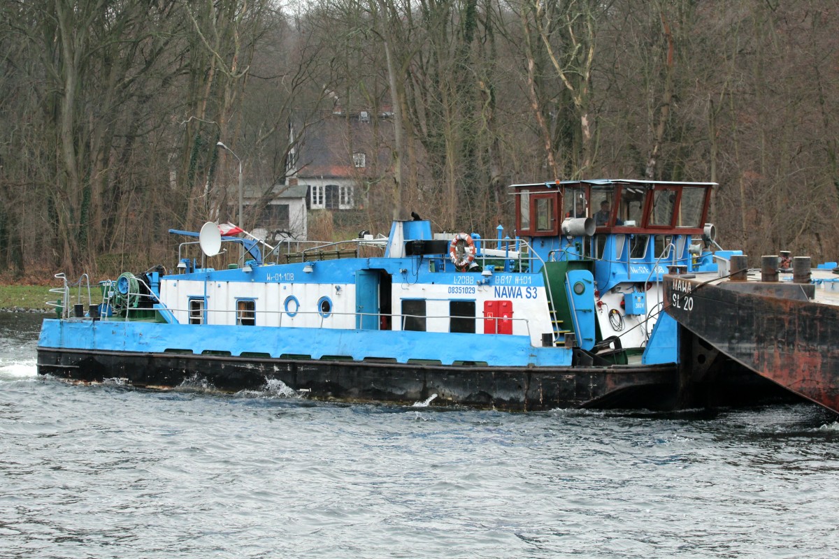 Schubboot Nawa S3 (08351029 , 20,88 x 8,17m) am 05.01.2015 im Sacrow-Paretzer Kanal auf Talfahrt. Das SB schob zwei SL in Richtung Weißer See / Brandenbg.a.d. Havel.