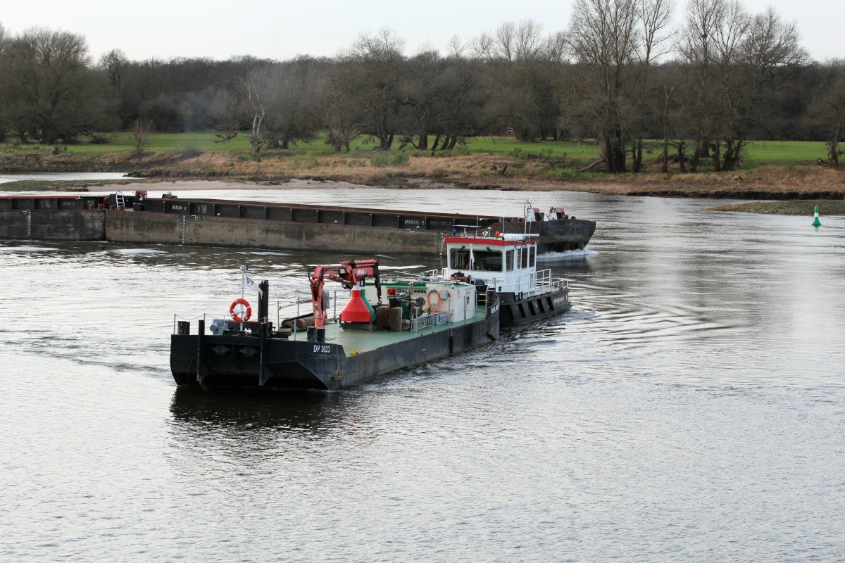 Schubboot Niegripp (14,80 x 3,80) mit dem SL DP 3023 (05030230 , 25,10 x 5,10)  v. WSA Magdeburg biegt von der Elbe (Talfahrt) am 07.01.2014 in den Schleusenkanal zur Schleuse Niegripp ein.