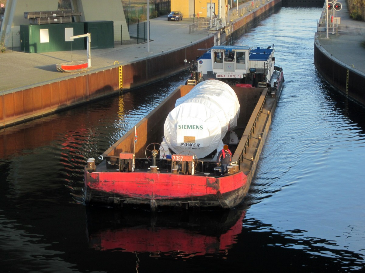 Schubboot Odra Lloyd 12 (05602670) und SL 7057 mit Siemens  Power-Aggregat  am 08.12.2015 nach der Talschleusung in Berlin-Charlottenburg auf dem Westhafenkanal und dann der Spree zu Tal. 