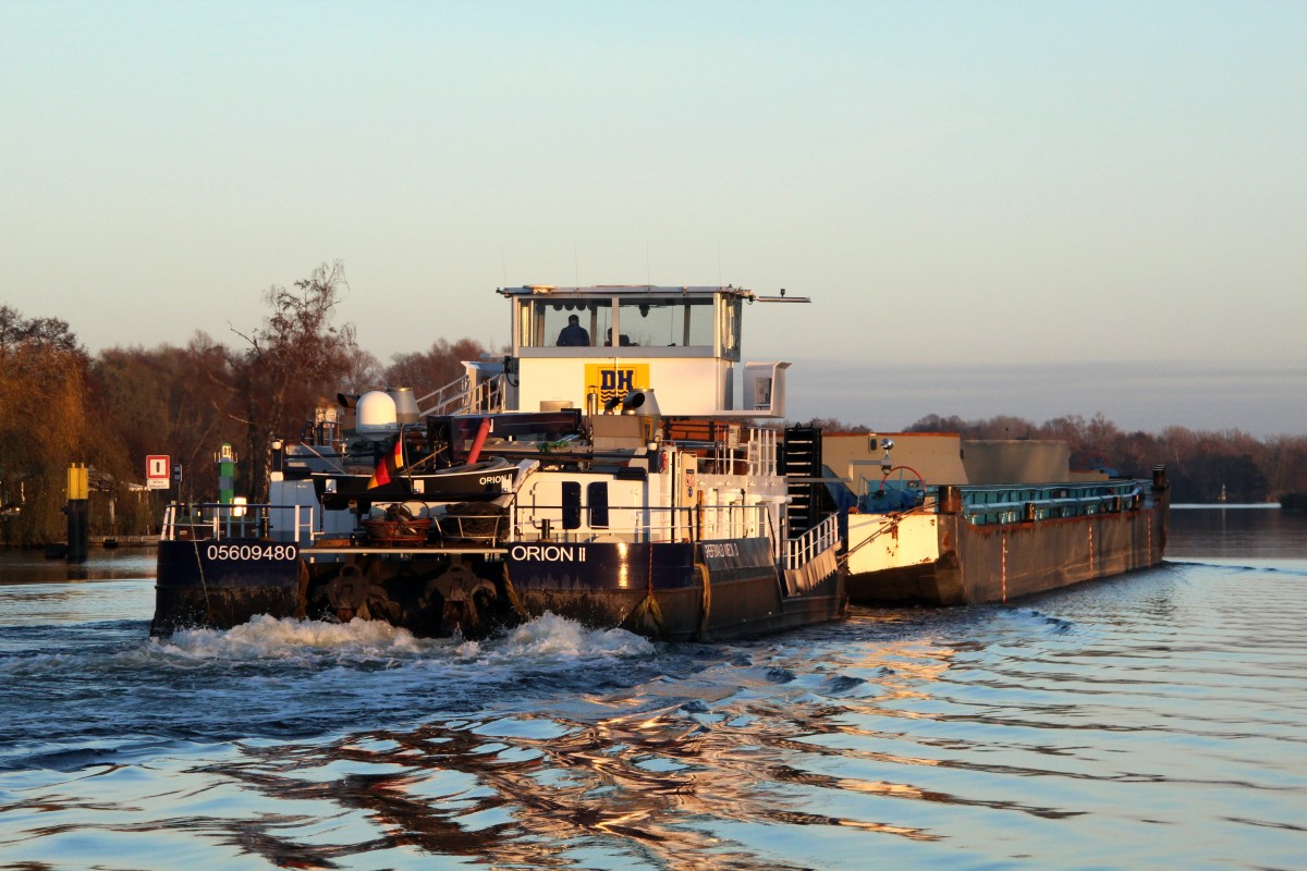 Schubboot Orion II (05609480 , 25,22 x 8,16m) mit seinem GSL LD-30 (4607870 , 76,44 x 11,40m) nach der Bergschleusung i.d. Nordkammer der Vorstadtschleuse BRB/Havel auf der Havel zu Berg Richtung Berlin. 