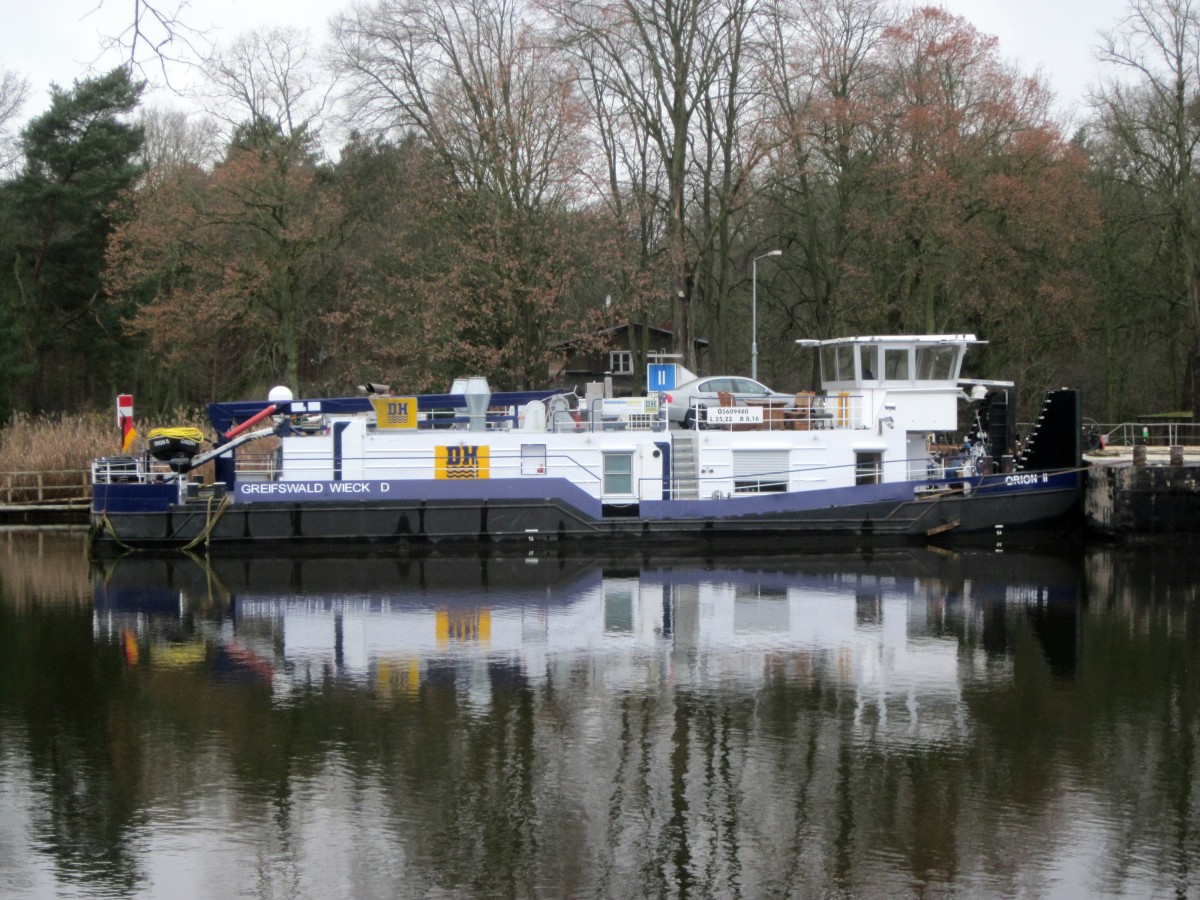 Schubboot Orion II (05609480 , 25,22 x 8,16m) am 18.12.2015 stillliegend oberhalb der Schleuse Lehnitz / Havel / Havel-Oder-Kanal.