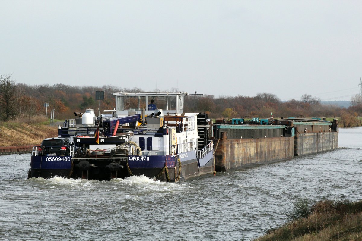 Schubboot Orion II (05609480 , 25,22 x 8,16m) am 24.11.2016 mit den Leichtern ED 41 & ED 43  auf dem Mittellandkanal zw.den km 318 u. 319 mit Fahrtrichtung Trogbrücke in Fahrt.