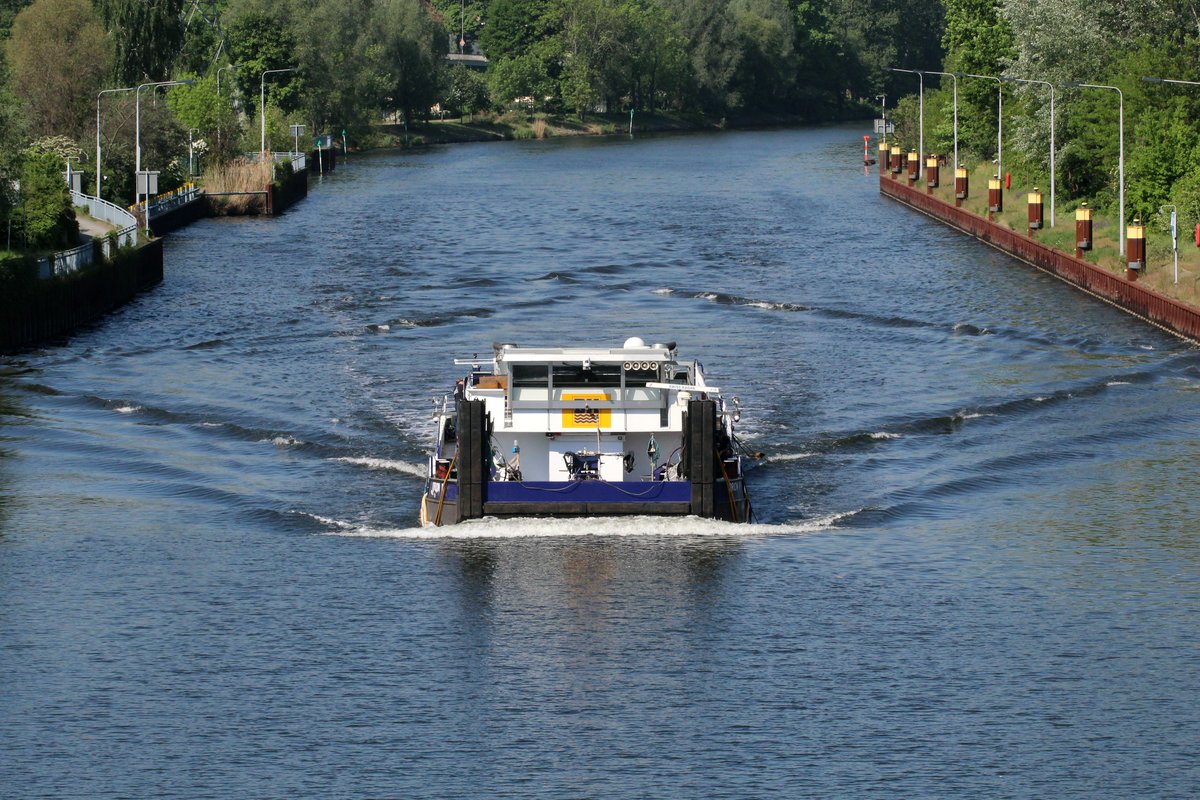 Schubboot Orion II (05609480 , 25,22 x 8,16m) am 19.05.2017  Solo  auf der Spree in Berlin-Charlottenburg zu Berg. 