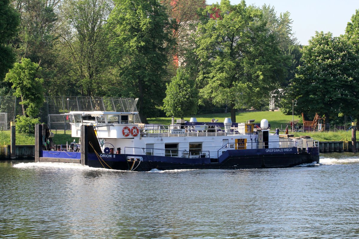 Schubboot Orion II (05609480 , 25,22 x 8,16m) am 19.05.2017 in Berlin-Spandau auf der Havel zu Berg nach Steuerbord in die Spree einfahrend.