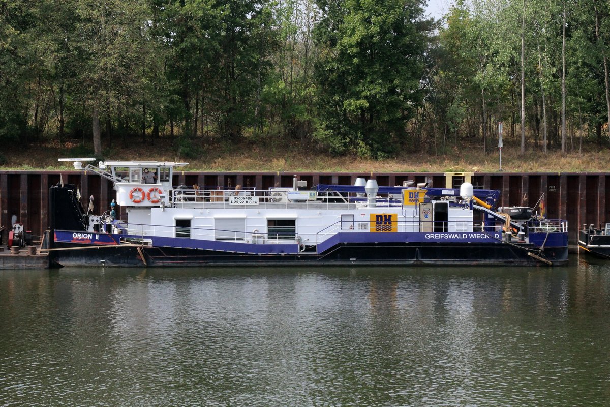 Schubboot Orion II (05609480 , 25,22 x 8,16m) lag am 23.08.2018 im Unteren Vorhafen des Schiffshebewerkes Scharnebeck / ESK. Das SB hatte Container-Leichter zu Berg gebracht und wartete auf Talwärts zu schiebende Container-Leichter. 