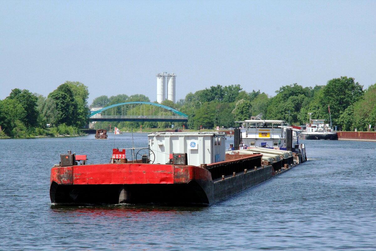 Schubboot  ORION II  (05609480 , 25,22 x 8,16m) schob am 20.05.2022 einen 65m langen und zwei je 32,50m lange Leichter auf der  HAVEL  in Brandenburg zu Berg nach Berlin. Hier unmittelbar vor der Schleuse Brandenburg/Havel.