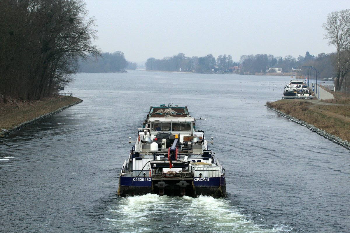 Schubboot Orion II (05609480) am 10.02.2017 im Sacrow-Paretzer-Kanal (UHW) mit 4 Leichtern der Ed-Line Reederei zu Tal Richtung Weißer See , Brandenburg/Havel.