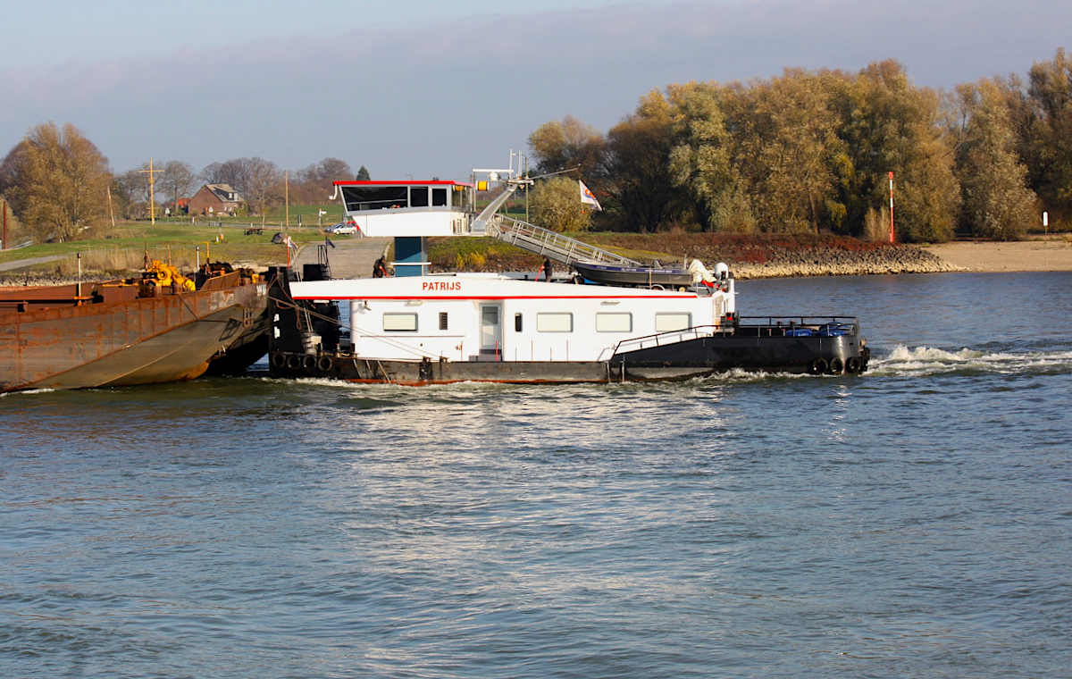 SCHUBBOOT PATRIJS (ENI:02336699) L.26m B.11,20m Flagge Niederlande am 24.11.2020 auf dem Rhein mit 4 Leichter bei Xanten zu Tal.