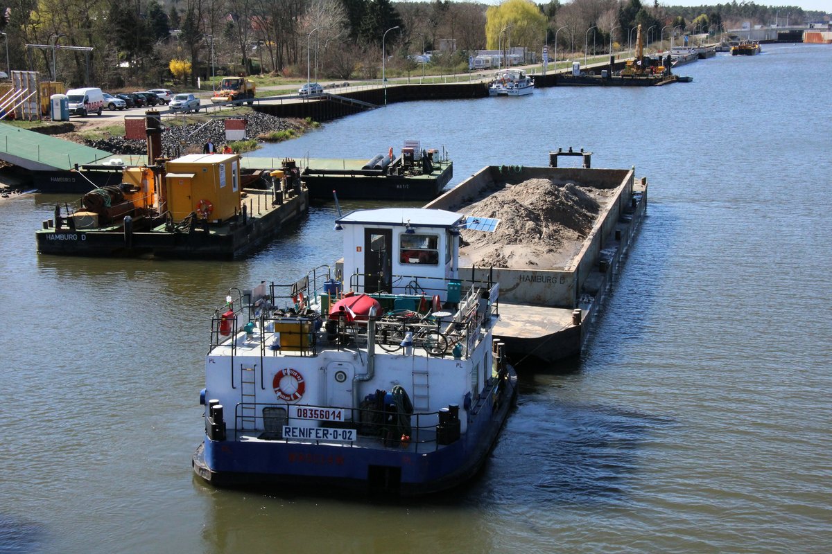 Schubboot Renifer-0-02 (08356014 , 11,75 x 6,76m) mit dem mit Kanalaushub beladenem Leichter C20 im Unterwasser der Schleuse Wusterwitz / EHK.