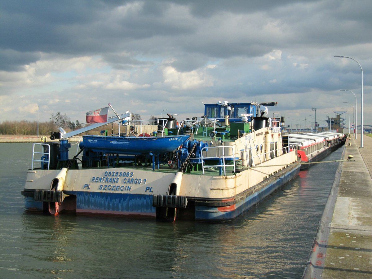 Schubboot Rentrans Cargo 1 (08355083 , 21,20 x 8,28m) lag am 25.02.2020 mit drei je 32,50m langen Leichtern im Oberwasser der Schleuse Rothensee und wartete auf die Talschleusung.