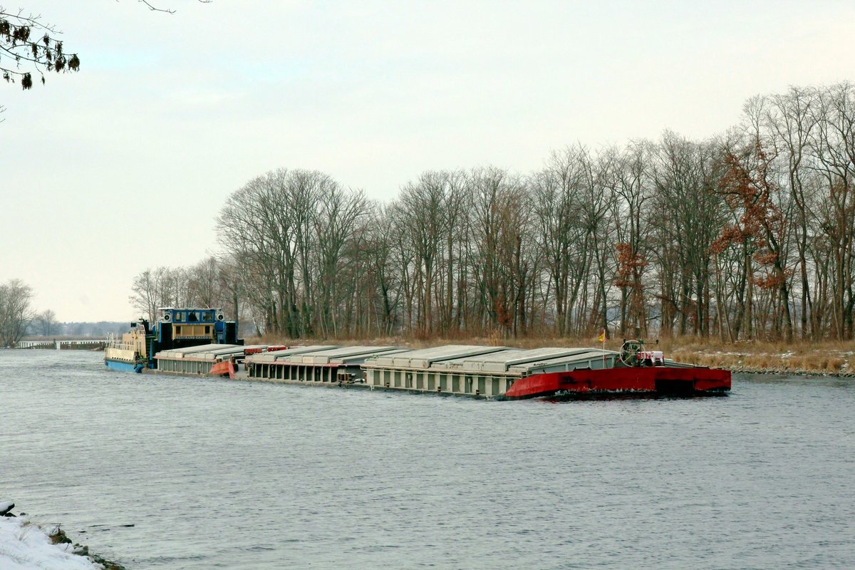 Schubboot  RENTRANS-CARGO-2  (08355151 , 21,14 x 8,25m) schob am 01.02.2021 drei je 32,50m lange Leichter im Sacrow-Paretzer-Kanal / UNTERE HAVEL-WASSERSTRASSE  Höhe km 22 / Fahrlander See zu Berg.