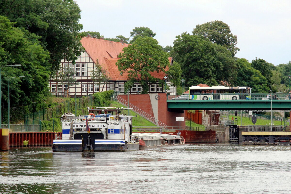 Schubboot  RHENUS DATTELN  (02321727 , 15 x 8,15m) schob am 19.07.2021 zwei je 32,5m lange Leichter in die Nordkammer der Schleuse Kleinmachnow /  TELTOWKANAL  zu Berg.