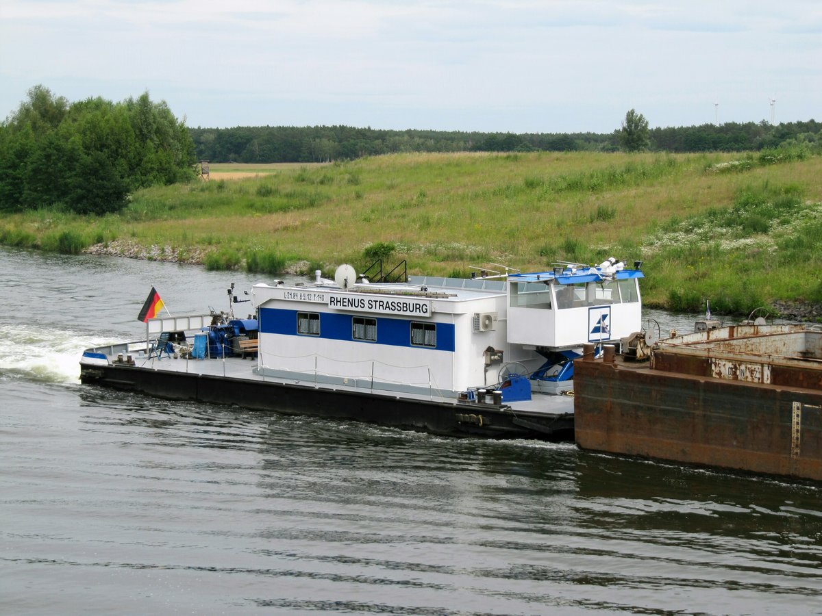 Schubboot  RHENUS STRASSBURG (06503581 , 24,84 x 9,12m) am 24.06.2020 im Elbe-Havel-Kanal beim Unterqueren der Strassenbrücke d. K 1208 bei Parchau zu Tal.