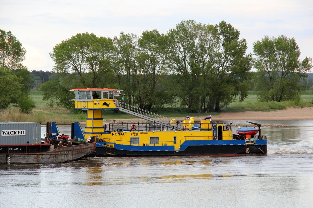 Schubboot Ronja (05802220 , 25,33 x 8,22m) am 26.04.2018 auf der Elbe bei Sandau zu Tal. 