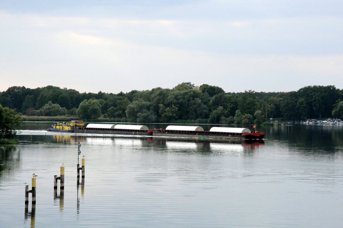 Schubboot Ronja (05802220 , 25,33 x 8,22m) am 28.08.2018 mit zwei je 65m langen Leichtern von der Schleuse Wusterwitz kommend im Wendsee / EHK Richtung Plauer See unterwegs.