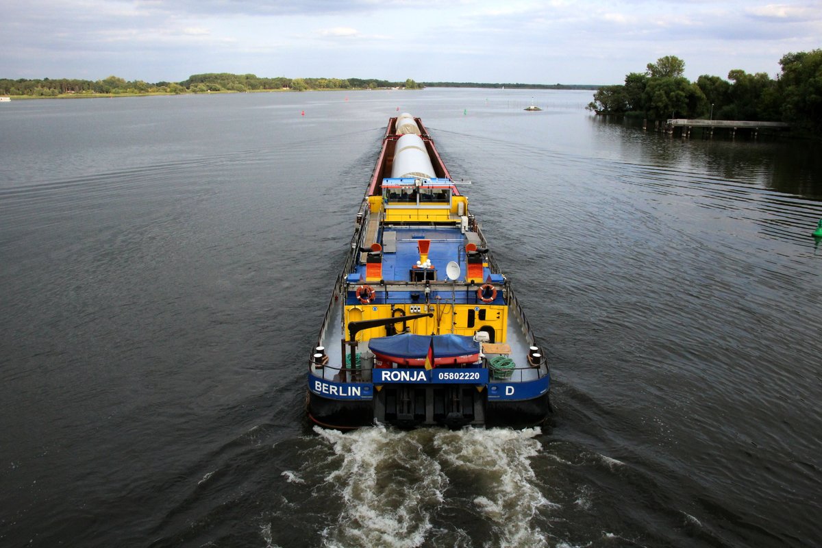 Schubboot Ronja (05802220 , 25,33 x 8,22m) am 28.08.2018 nach dem Unterqueren der Seegartenbrücke bei Kirchmöser-West im Elbe-Havelkanal mit Kurs Plauer See / Quenzsee.