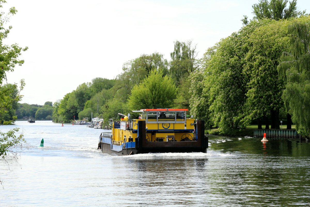 Schubboot Ronja (05802220 , 25,33 x 8,22m) am 14.05.2020 auf Havel-Bergfahrt unterhalb der Freybrücke in Berlin-Spandau.