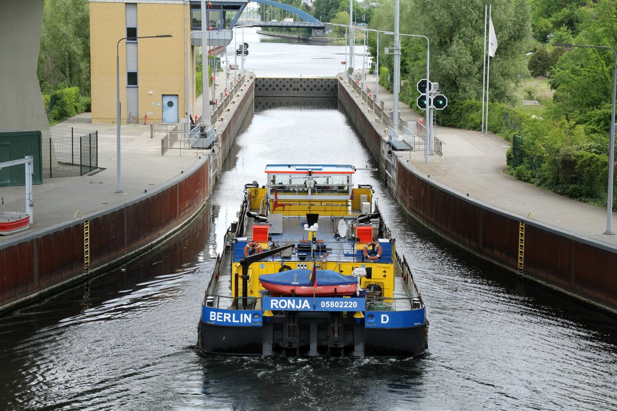 Schubboot RONJA (05802220 , 25,33 x 8,22m) am 14.05.2020 bei der Einfahrt in die Schleuse Charlottenburg / Westhafenkanal / Spree zu Berg.