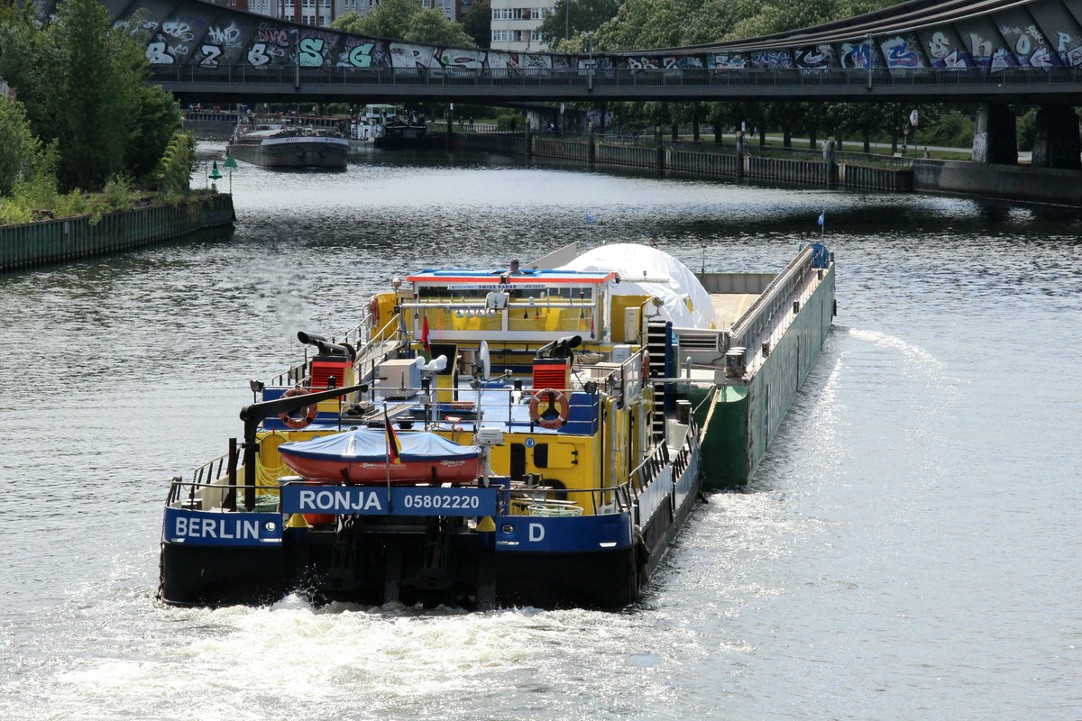 Schubboot RONJA (05802220 , 25,33 x 8,22m) schob am 15.05.2020 den RoRo-GSL URSUS (04810440 , 64,50 x 9,50m) auf der Havel in Berlin-Spandau zu Tal nach Rotterdam.