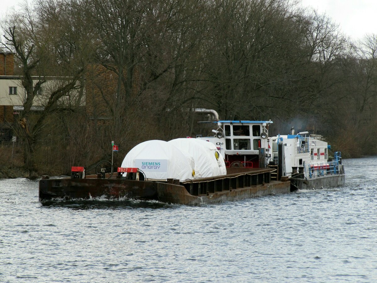 Schubboot  RSP-SB 09  (08355188 , 23,12 x 8,90)  schob am 22.02.2022 einen 32,5m langen mit einer Siemens-Gasturbine beladenen Leichter auf der  SPREE  in Höhe des Kraftwerkes Reuter zu Tal.