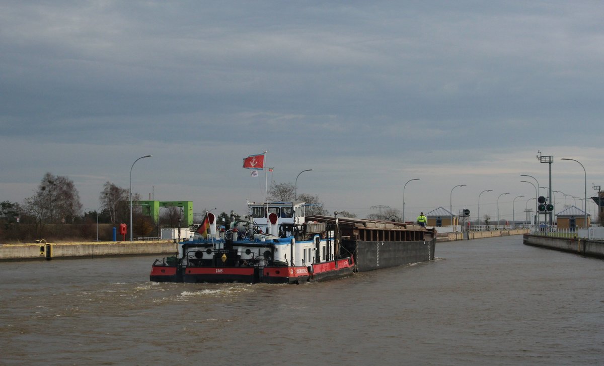 Schubboot SCH 2305 (05602850 , 14,06 x 8,16m) am 23.11.2017 in die Schleuse Rothensee zur Talschleusung einfahrend.