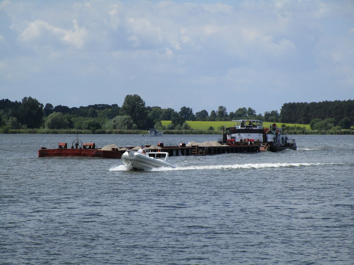 Schubboot SCH 2329 (05604490 , 14,06 x 8,16m) am 10.06.2017 mit 2 je 32,50m langen Leichtern im Schlänitzsee (UHW) auf Bergfahrt nach Berlin.