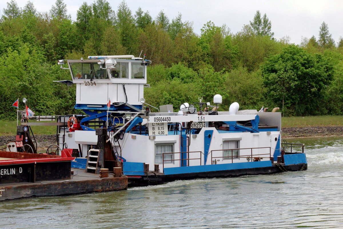 Schubboot  SCH 2334  (05604450 , 14,08 x 8,15m) am 19.05.2021 im Elbe-Seitenkanal zw. Lüder und Bad Bodenteich auf Talfahrt.