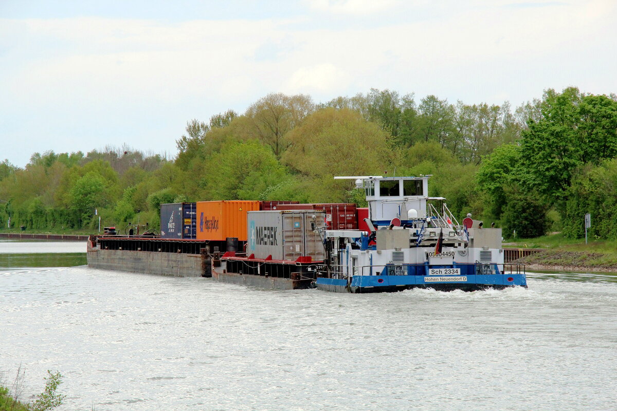 Schubboot  SCH 2334  (05604450 , 14,08 x 8,15m) schob am 19.05.2021 zwei mit Containern beladene Leichter im  ELBE-SEITENKANAL  Höhe Bad Bodenteich zu Tal.