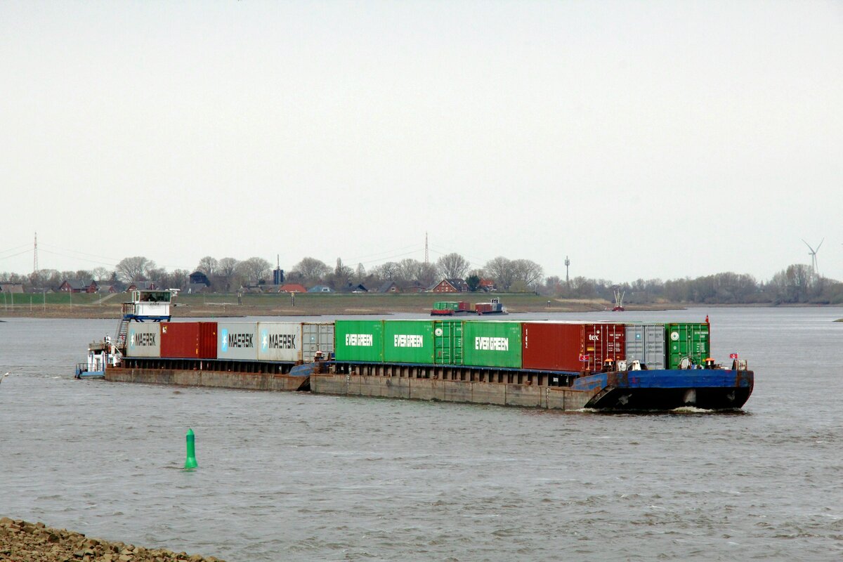 Schubboot  SCH 2334  (05604450 , 14,08 x 8,16m)  schob am 31.03.2022  zwei je 65m lange und 9,50m breite Leichter auf  der  ELBE  bei Hoopte / km 599 zu Berg.