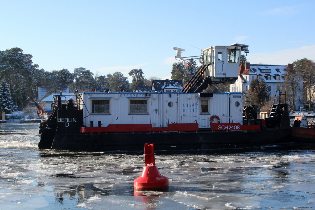 Schubboot SCH 2408 (05602690 , 16,49 x 8,15m) der Deutschen Binnenreederei am 19.01.2016 auf der Dahme zu Tal. Standpunkt des Fotografen : Miersdorfer Werder. Am gegenüberliegenden Ufer ist Zeuthen. 