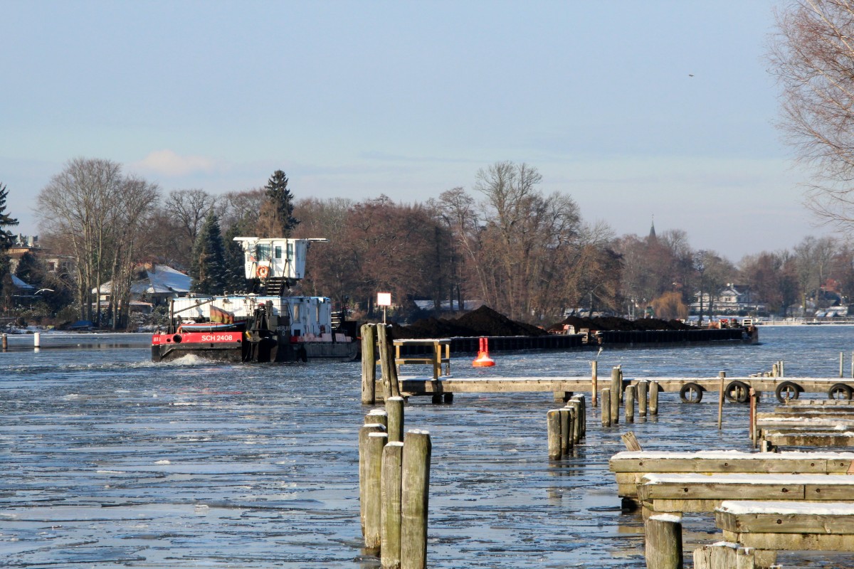 Schubboot SCH 2408 (05602690) schob am 19.01.2016 seine mit Braunkohle beladenen Leichter zwischen dem Miersdorfer Werder (Steuerbord) und Zeuthen (Backbord) auf der Dahme zu Tal. Gesamtlänge des Verbandes : 146,5m.   