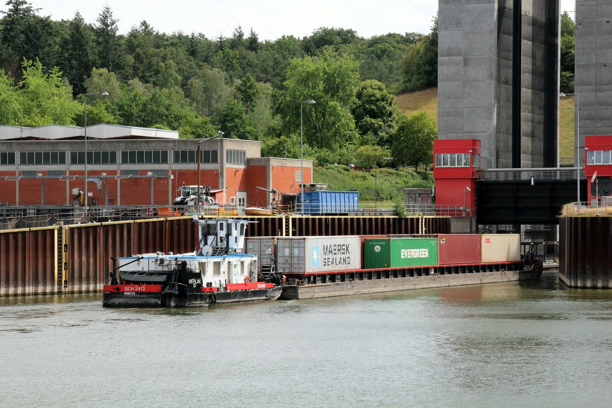 Schubboot SCH 2412 (05602710 , 16,50 x 8,15m) schob am 20.07.2019 einen 65m langen mit Containern beladenen Leichter in den Osttrog des Schiffshebewerkes Scharnebeck zur Bergfahrt.