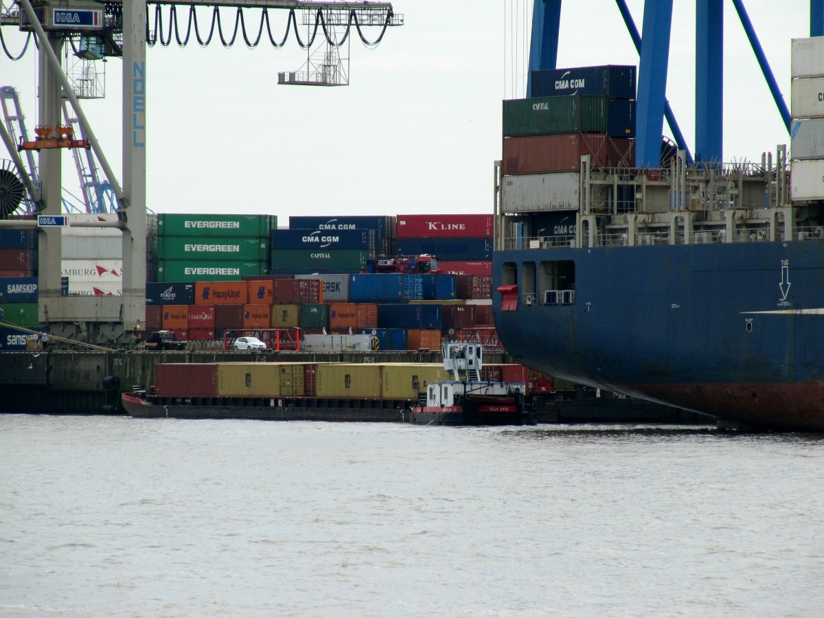 Schubboot SCH 2413 (05602720 , 16,50 x 8,15) nimmt am 03.07.2017 am Burchardkai im Hafen HH mit Containern beladene SL auf.