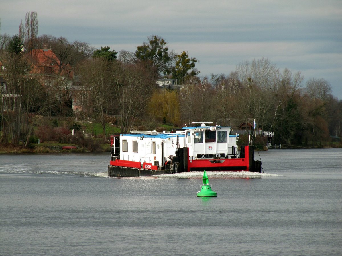 Schubboot  SCH 2415  (05603810 , 16,50 x 8,15m) am 21.01.2021 im Griebnitzsee / Teltowkanal Höhe S-Bahnhof Griebnitzsee auf Bergfahrt. Der Griebnitzsee ist  Ländergrenze  zwischen Berlin und Brandenburg. 