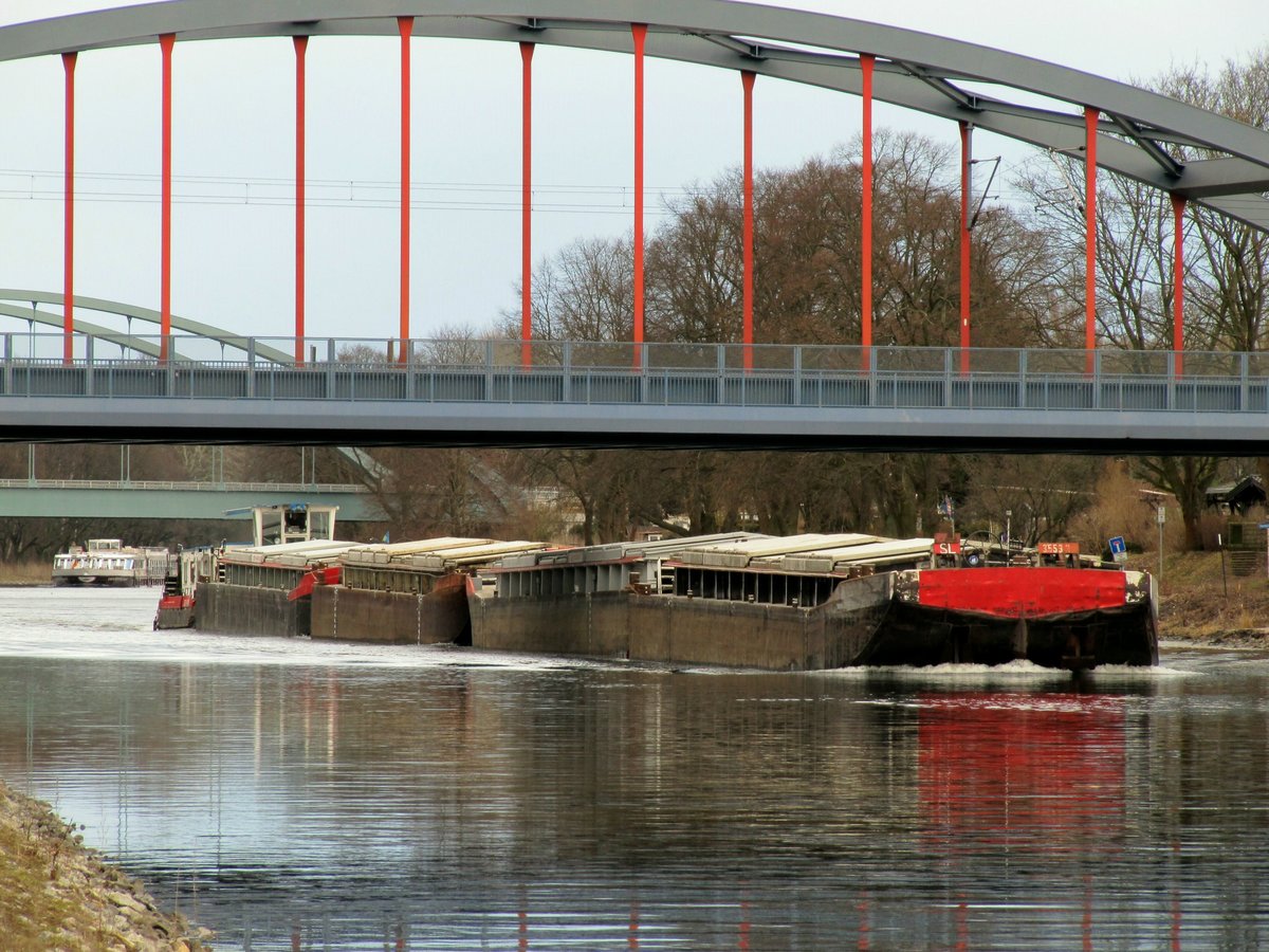 Schubboot SCH 2426 (05603890 , 16,50 x 8,15m) schob am 13.03.2018 vier je 32,50m lange Leichter im Sacrow-Paretzer-Kanal / UHW Höhe Marquardt zu Tal.