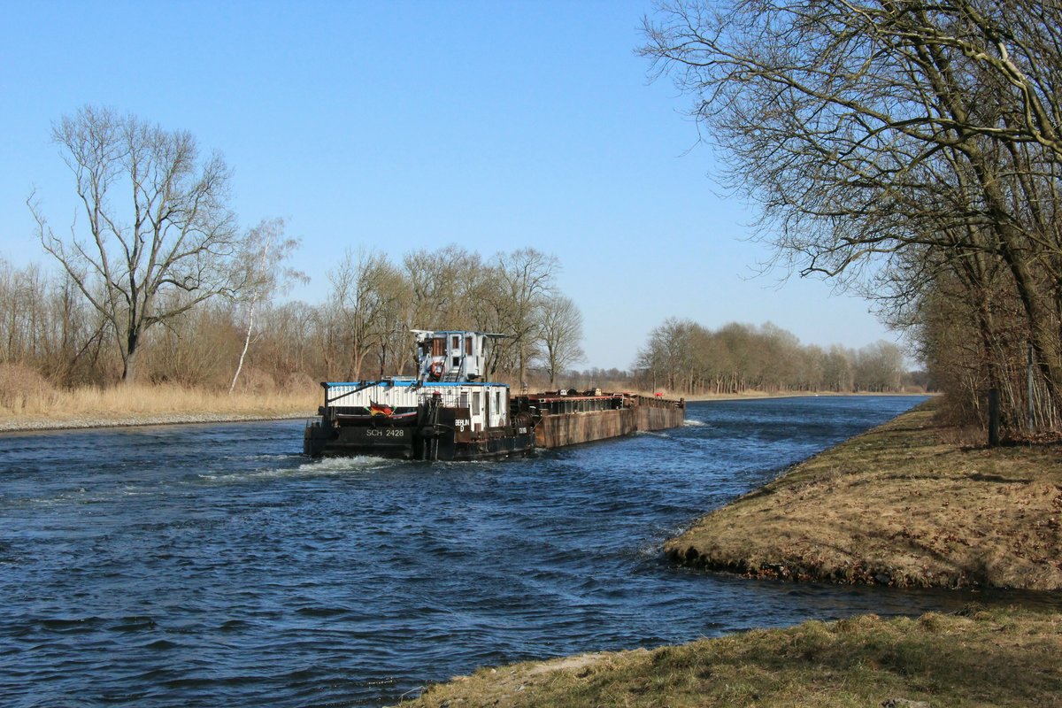 Schubboot SCH 2428 (05603910 , 16,48 x 8,12m) schob am 18.03.2018 zwei leere Leichter im Sacrow-Paretzer-Kanal / UHW Höhe km 30 zu Berg nach Berlin.