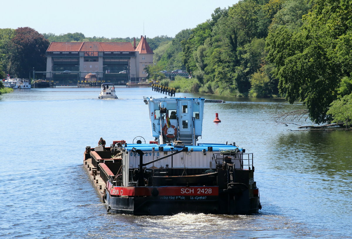 Schubboot SCH 2428 (05603910 , 16,48 x 8,12m) am 05.08.2020 im TELTOWKANAL Höhe Machnower See zu Tal vor der Schleuse Kleinmachnow.