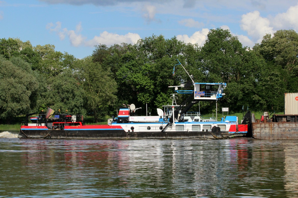 Schubboot SCH 2637 (05800980 , 28,67 x 10,13) am 24.05.2014 auf der Elbe am Fluss-km 375 an der Fähre Grieben-Ferchland zu Berg