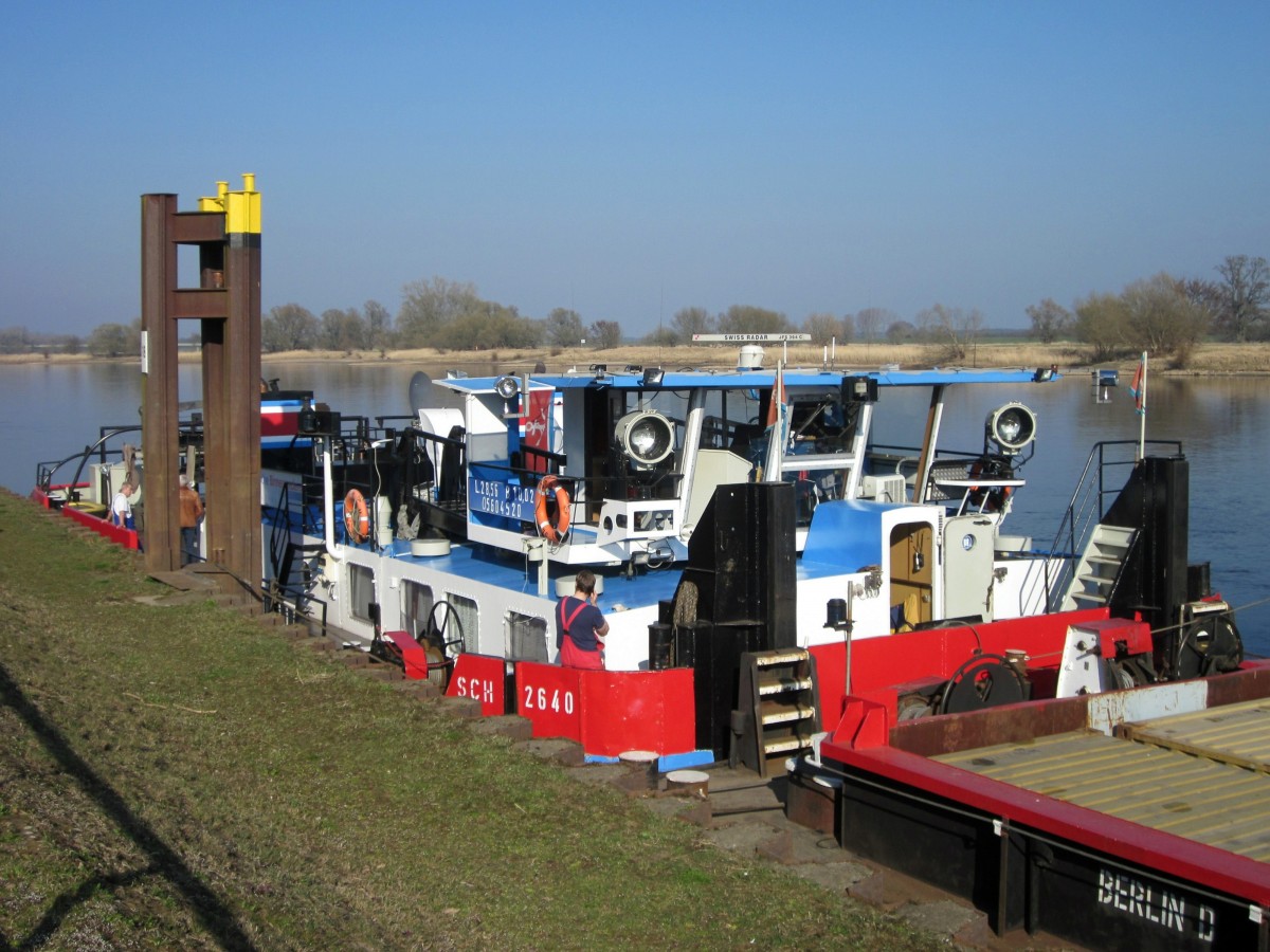 Schubboot Sch 2640 (05604520 , 28,56 x 10,02) der Deutschen Binnenreederei am 13.3.2014 in Tangermünde festgemacht.