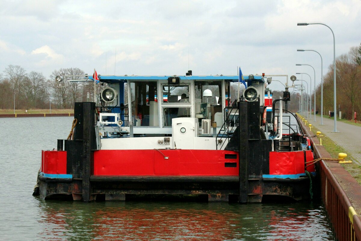 Schubboot  SCH 2640  (05604520 , 28,56 x 10,02m) lag am 15.02.2022 im Unterwasser der Schleuse Sülfeld  /  MITTELLANDKANAL  vor der gesperrten Südkammer.