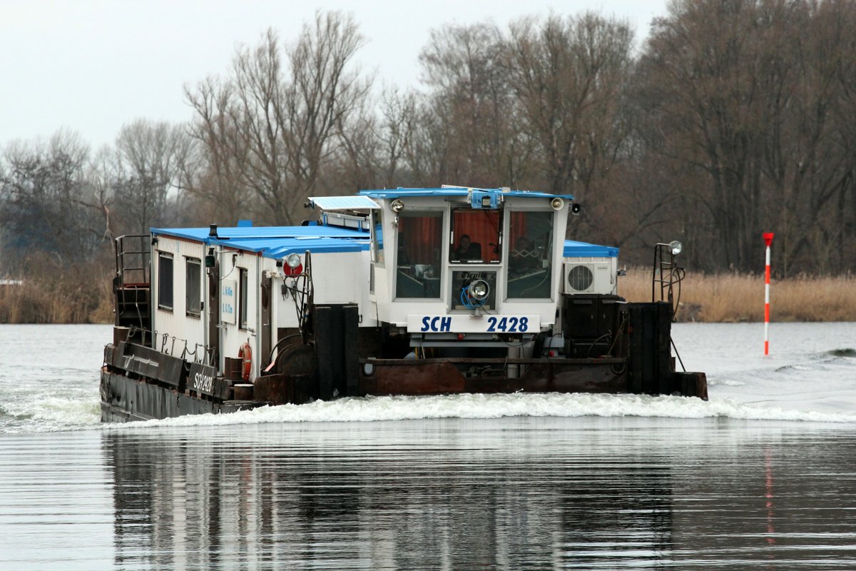 Schubboot SCH2428 (05603910 , 16,48 x 8,12m)  Solo  am 15.01.2018 auf dem Sacrow-Paretzer-Kanal / UHW Höhe km 31 zu Berg.