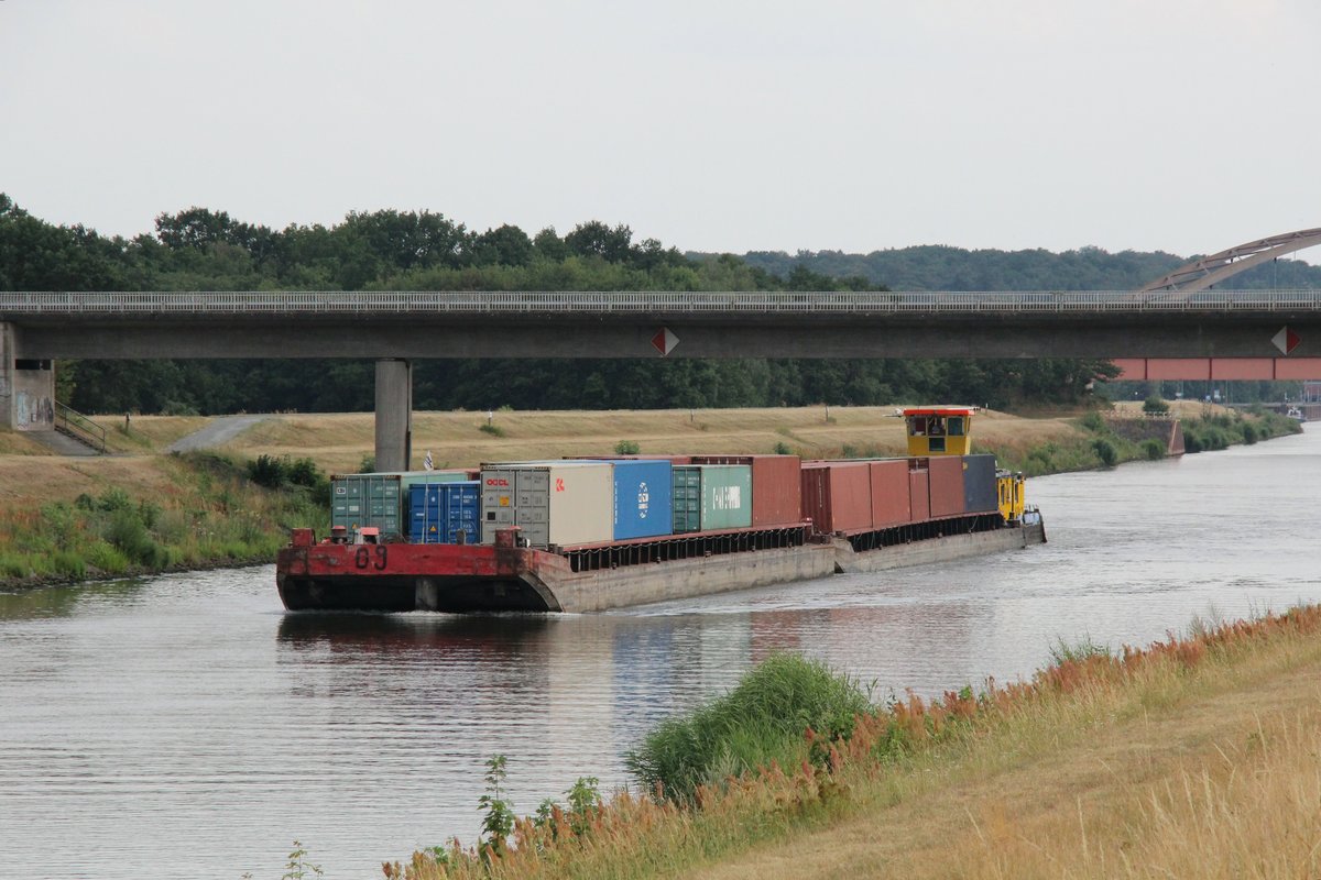Schubboot Schub Express 25 (05603880 , 16,50 x 8,15m) schob am 18.07.2019 zwei je 65m lange mit Containern beladene Leichter im Elbe-Seitenkanal zw. dem Schiffshebewerk Scharnebeck und Artlenburg Höhe km 109 zu Tal.
