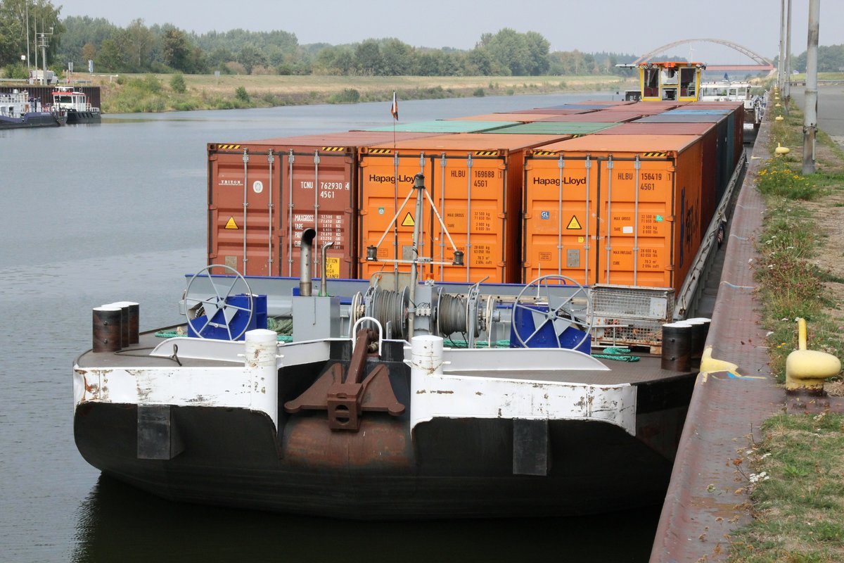 Schubboot Schubexpress 10 (05602700 - nur das Steuerhaus ist zu sehen) lag mit dem GSL Franc (04808630 , 83 x 9,50m) am 23.08.2018 im Unteren Vorhafen des Schiffshebewerkes Scharnebeck /ESK und wartete auf die Bergfahrt.