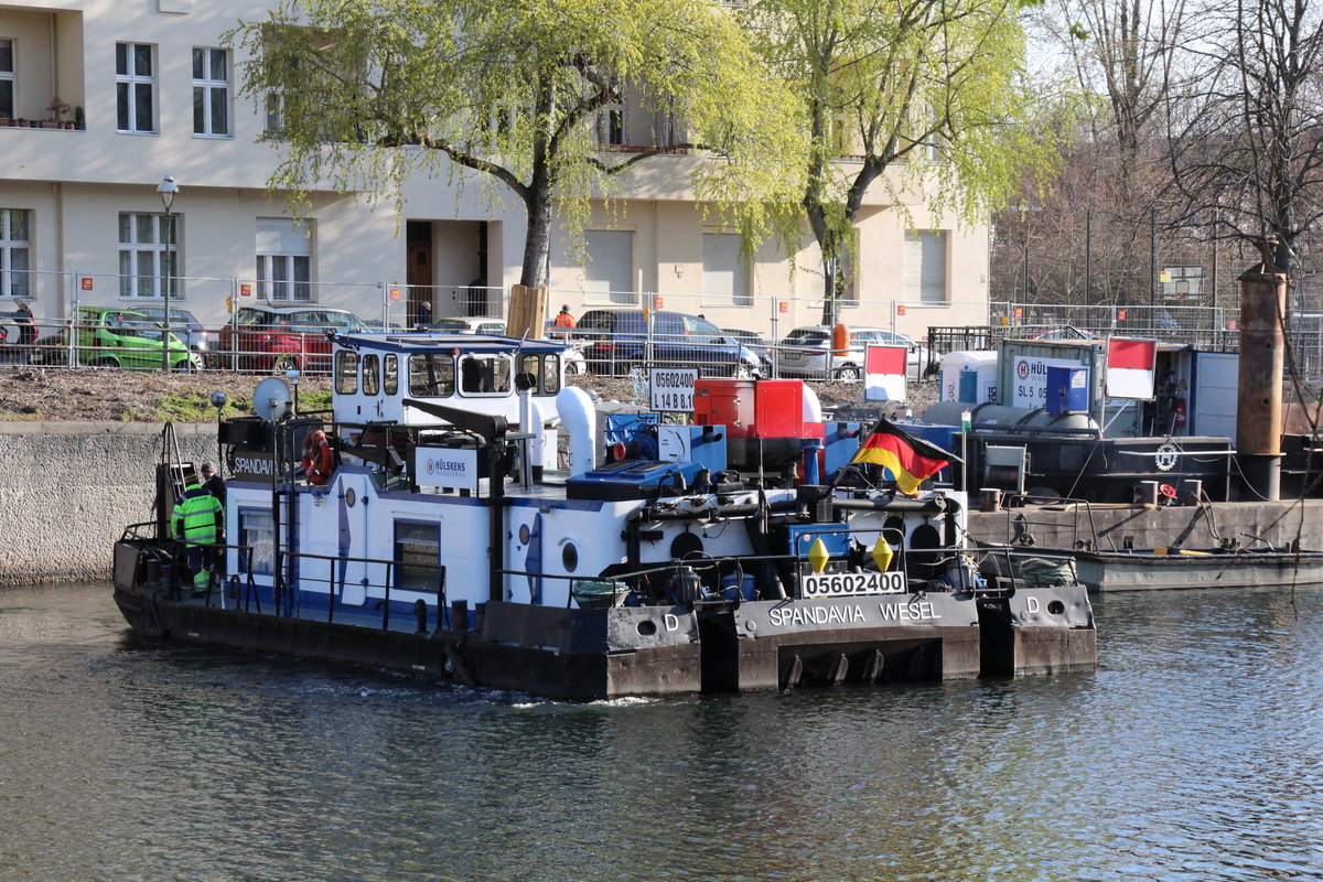 Schubboot Spandavia (05602400 , 14 x 8,16m) am 01.04.2020 auf der Spree am Bonhoefferufer in Berlin-Charlottenburg. 