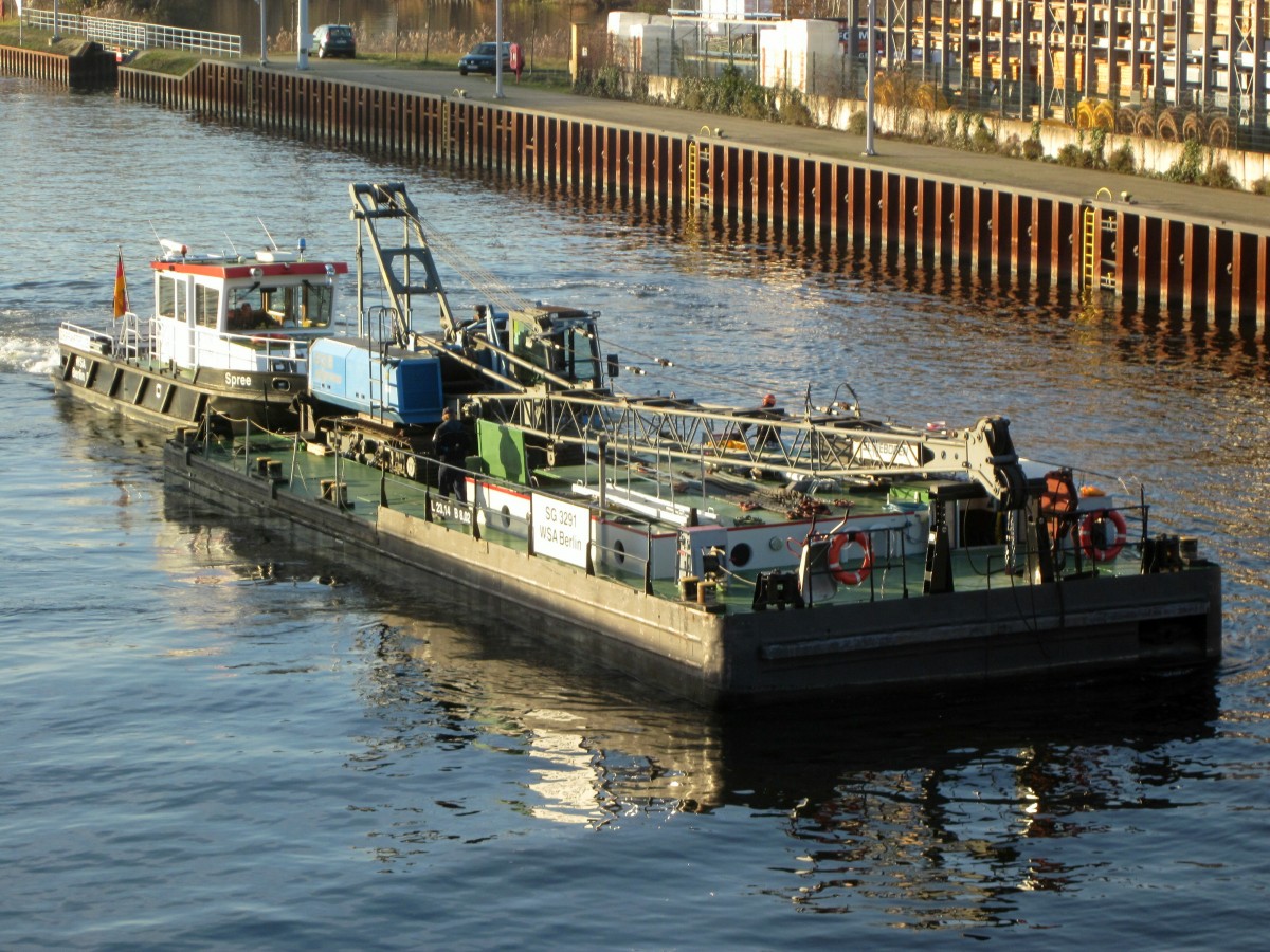 Schubboot Spree (13,06 x 3,82m) schob am 08.12.2015 den Arbeitsponton SG3291 (23,14 x 8,02m) auf der Spree/Westhafenkanal zu Berg in die Schleuse Charlottenburg. Beide Fahrezge sind vom WSA Berlin. Auf dem SG3291 ist ein Sennebogen 633 Kettenkran/-bagger zu sehen.