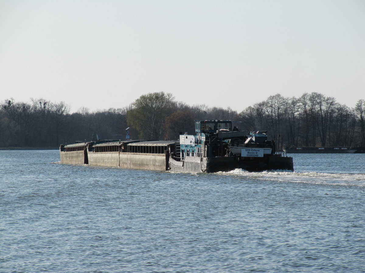 Schubboot SSS Edlena (05502240 , 23,65 x 8,20m) schob am 23.03.2020 drei je 32,5m lange Leichter im Schlänitzsee / Sacrow-Paretzer-Kanal / UHW zu Tal.