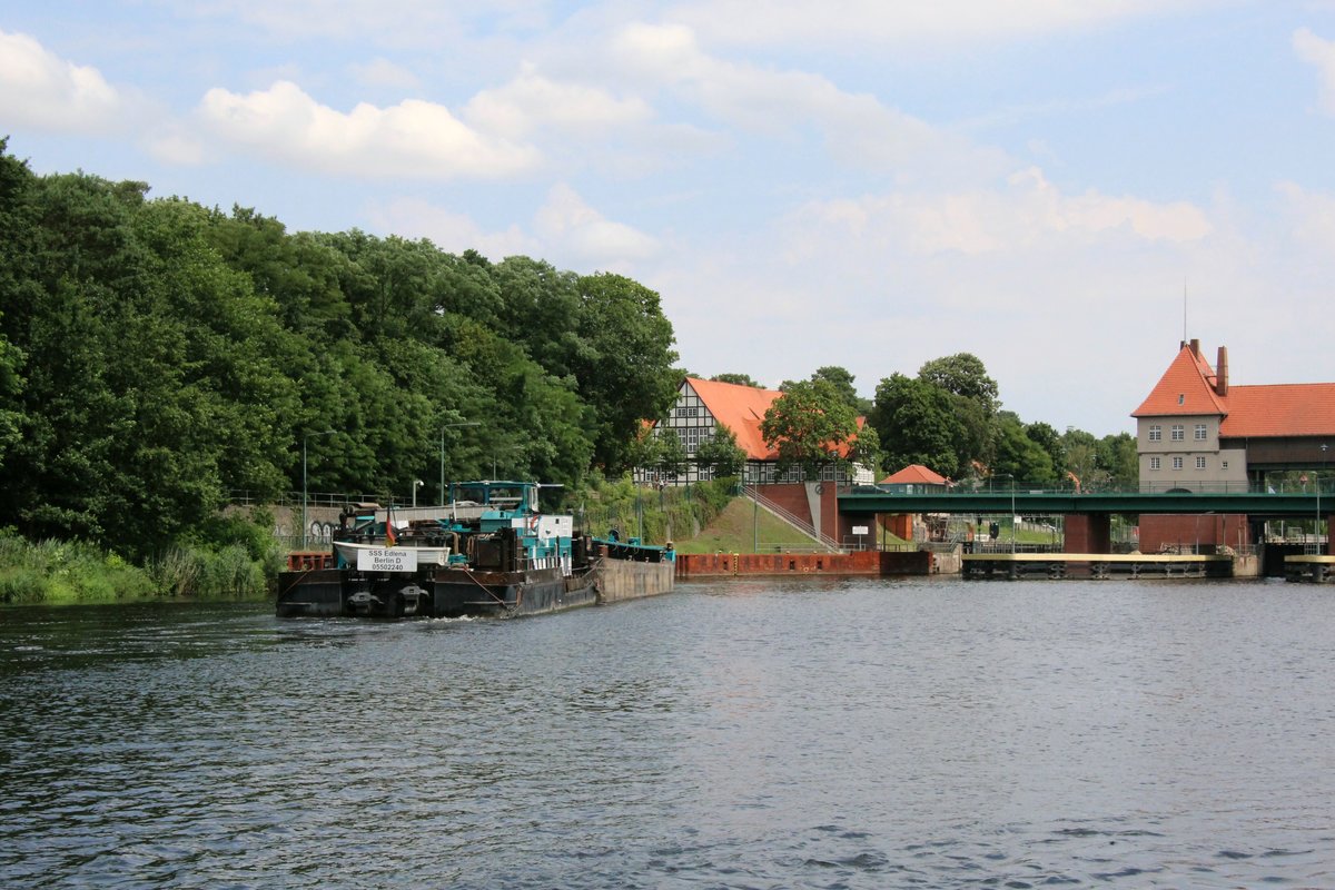 Schubboot SSS EDLENA (05502240 , 23,65 x 8,20m) am 20.07.2020 bei der Einfahrt in die Schleuse Kleinmachnow / Teltowkanal zu Berg.