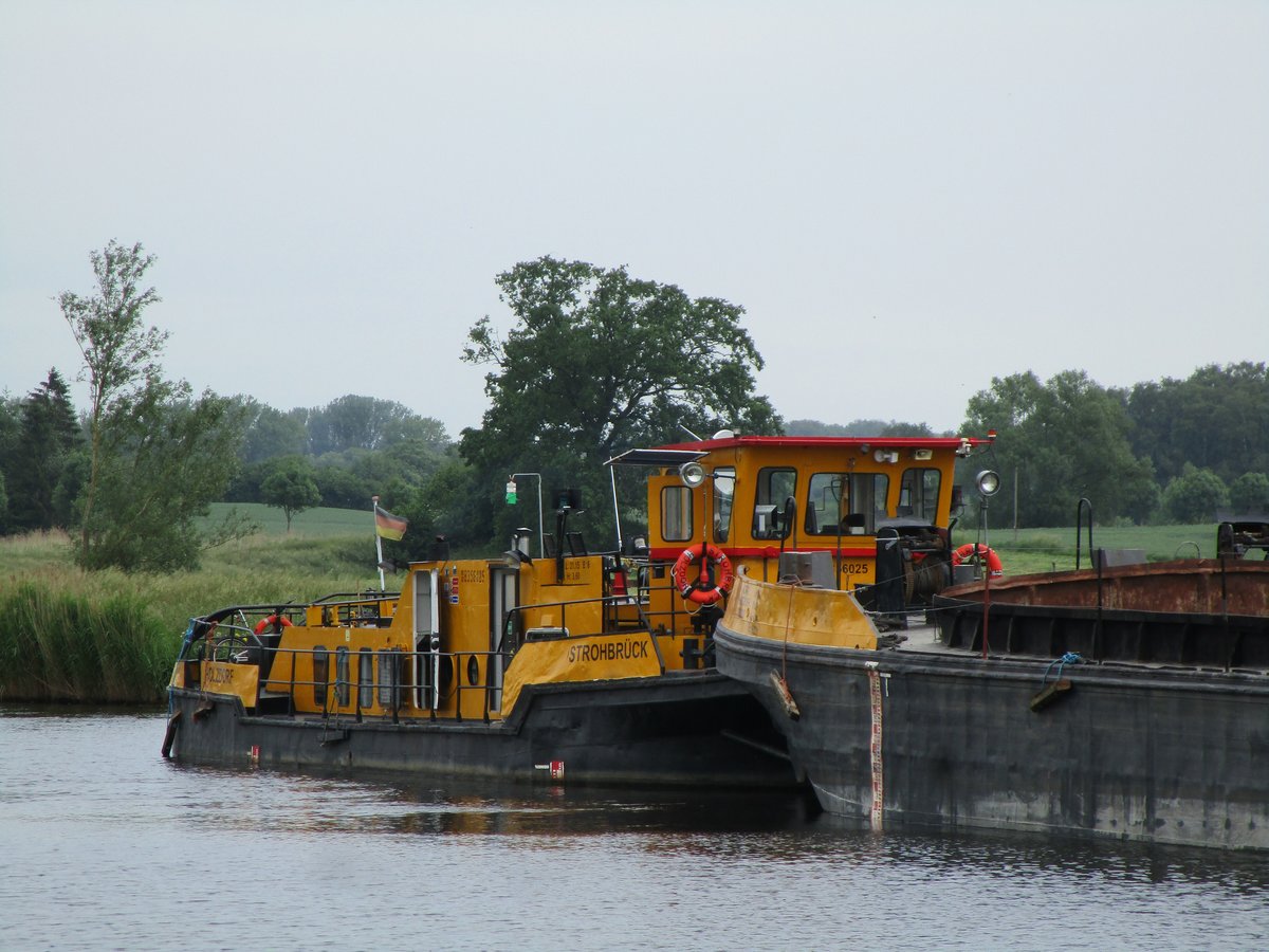 Schubboot Strohbrück (08356025 , 21,15 x 6,58m) lag am 04.06.2019 im Elbe-Lübeck-Kanal zw. der Schleuse Behlendorf und der Donnerschleuse Neu-Lankau während der Leichter KDP-2 gelöscht wurde.