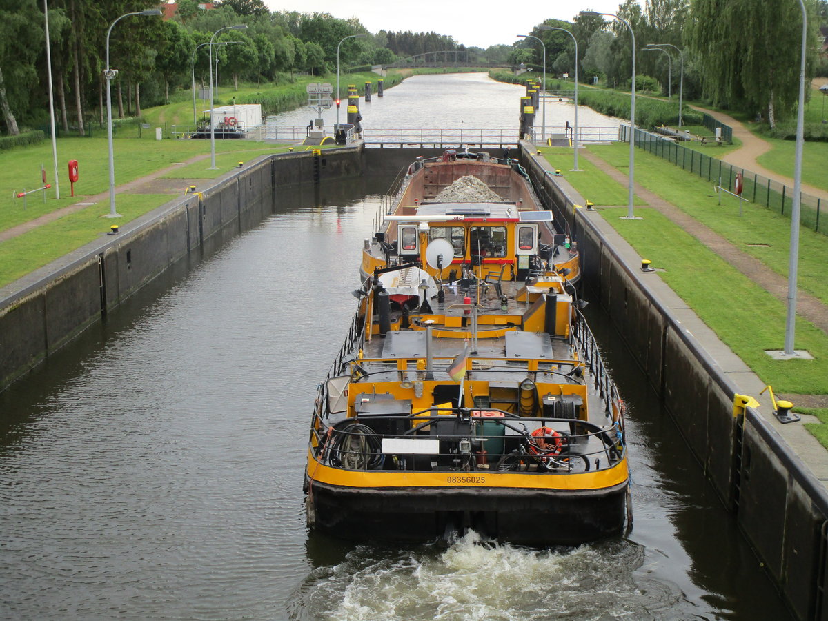 Schubboot Strohbrück (08356025 , 21,15 x 6,58m) am 03.06.2019 mit seinem Leichter KDP-2 (08358002 , 49 x 8,20m) in der Schleuse Berkenthin / Elbe-Lübeck-Kanal.