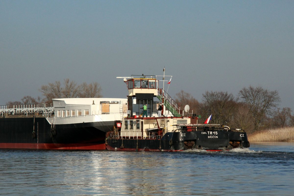 Schubboot TR 15 (32200210 , 27,2 x 8,7m) schob am 18.02.2019 den Kasko-Transport auf der Elbe bei Tangermünde zu Tal.